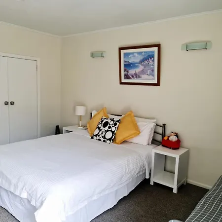 Sunny Private Studio In Central Epsom